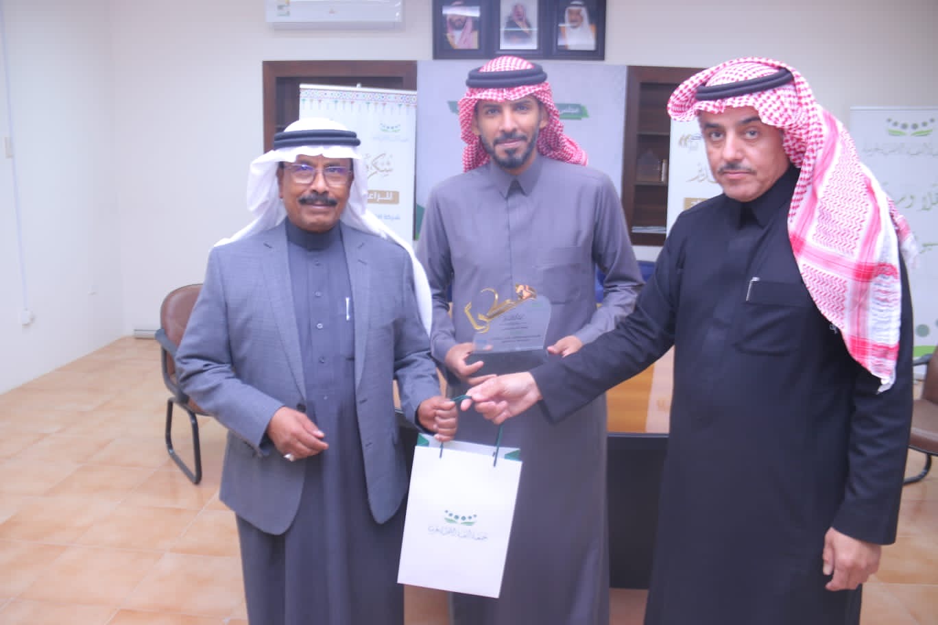 تم بحمد الله ختام ملتقى ( بركة الدار )  ‏في مقر جمعية التنمية الأهلية ⁧‫#بحرمة‬⁩  ‏لكبار السن للجنسين والذي امتد اسبوعين   ‏وفي ختام البرنامج  ‏تم تكريم الرعاة وشركاء النجاح  https://youtu.be/7_nolrLleAo