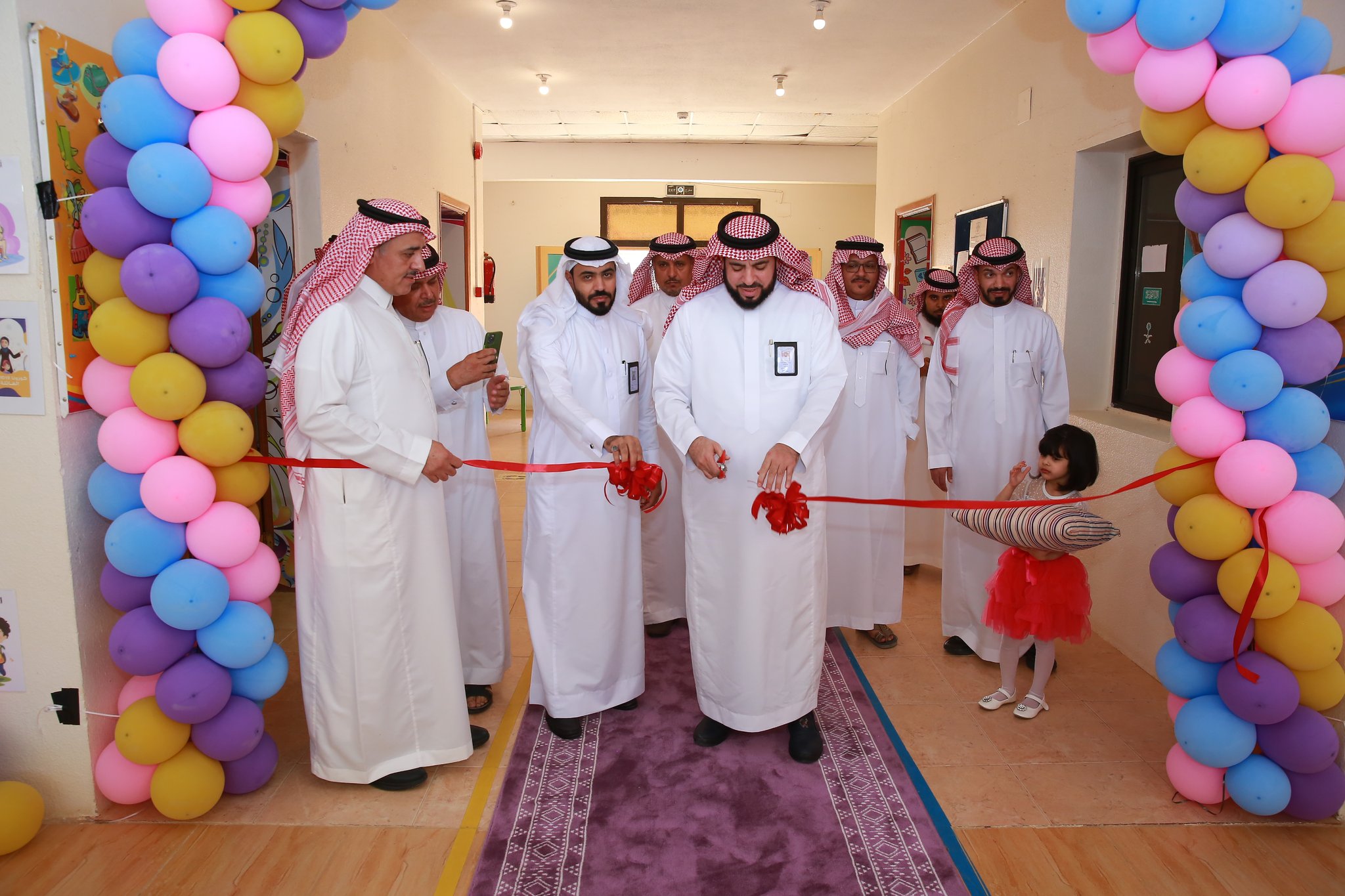 رعاية ⁧‫#مدير_تعليم_المجمعة‬⁩؛ وبـحضـور المـسـاعـدين للشؤون التعليمية ورئيس جمعية التنمية الأهلية بحرمة يفتتح الفصول الابتدائية المُلحقة بروضة التنمية بحرمة