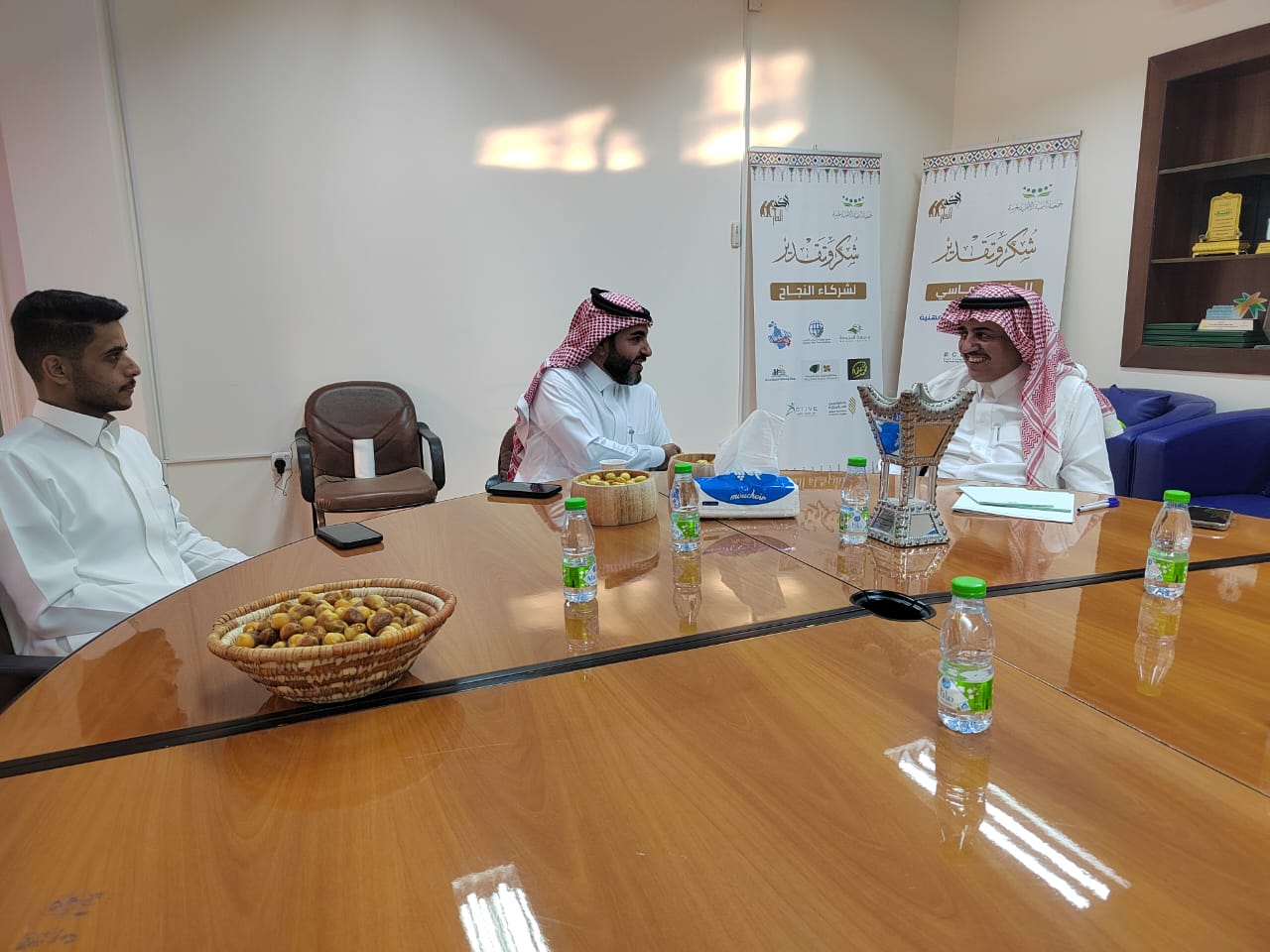 عضو مجلس ادارة ⁧‫#النادي_الفيصلي‬⁩   ‏أ.أحمد عبدالكريم العبدالكريم  ‏و أ.عبدالعزيز رياض العبدالكريم  ‏في زيارة للجمعية مساء هذا اليوم ‏وكان  في استقبالهم  ‏رئيس الجمعية /أ.عبدالكريم سعود العبدالكريم.