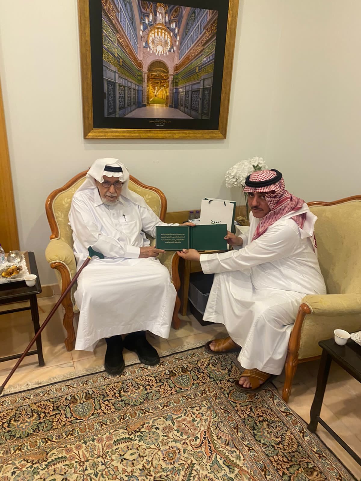 قام سعادةرئيس مجلس إدارةجمعية التنميةالأهلية ⁧‫#بحرمة‬⁩  ‏أ.عبدالكريم سعودالعبدالكريم بزيارة   ‏الشيخ/عبدالله بن عبدالمحسن الماضي(ابو عبدالمحسن)في منزلة،حيث تم استعراض التقريرالسنوي لأعمال وبرامج الجمعية ‏كما تشرفت الجمعية بإهداءسعادته  ‏العضويةالفخرية،وذلك نظيردعمه لبرامج وانشطة الجمعية