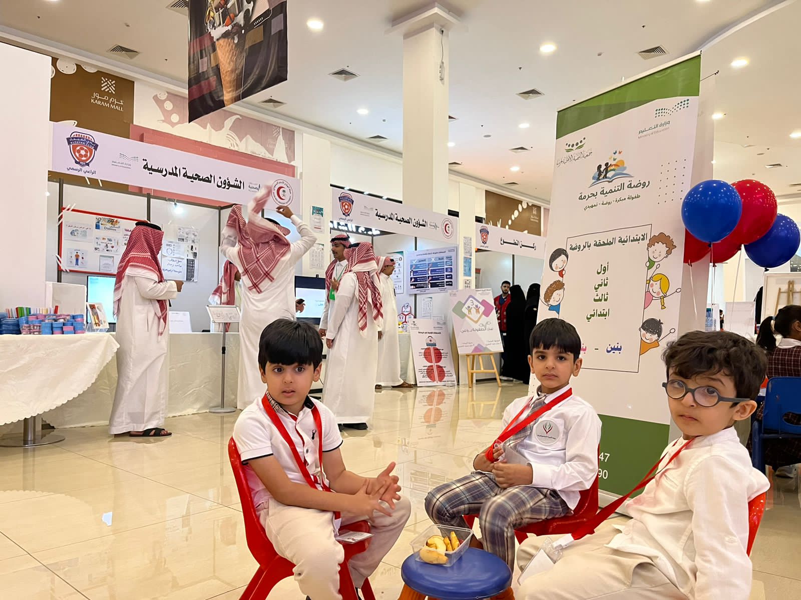 مشاركة روضة التنمية الاجتماعية والابتدائية الملحقة بها ⁧‫#بحرمة‬⁩  ‏في معرض ⁧‫#اليوم_العالمي_للاسعافات_الاولية‬⁩ بالتعاون مع الشؤون الصحية المدرسية بمشهد تمثيلي بعنوان بوعيك تنقذ حياة 🚑 ⁦‪twitter.com/i/web/status/1…‬⁩