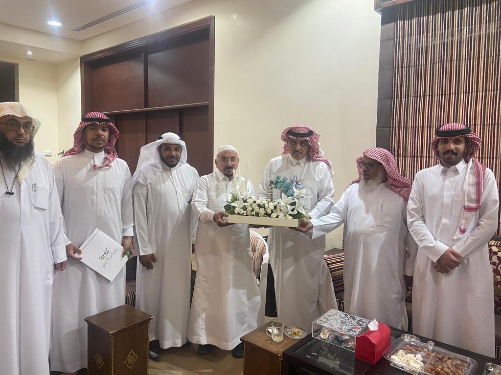 ‏قام مجلس إدارة جمعية التنمية الاهلية ⁧‫#بحرمة‬⁩  ‏وفريق حرمة التطوعي  ‏بتفعيل مبادرة (لمسة وفاء) ‏ لزيارة لكبار السن وتفقد أحوالهم  ‏وتمت زيارة الشيخ / حمد بن محمد الدريس  ‏في مزرعته العامرة على طريق الأرطاوية ‏  ‏وتقديم التقرير السنوي للجمعية  ‏وهدية رمزية .