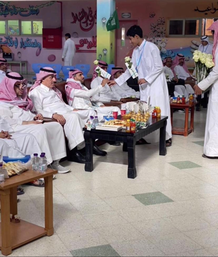 جمعية التنمية الأهلية ⁧‫#بحرمة‬⁩ ‏ تشارك بتوزيع الهدايا ضمن الفعاليات المصاحبة لإحتفال ابتدائية ومتوسط حرمة بمناسبة ⁧‫#اليوم_الوطني_السعودي_93‬⁩