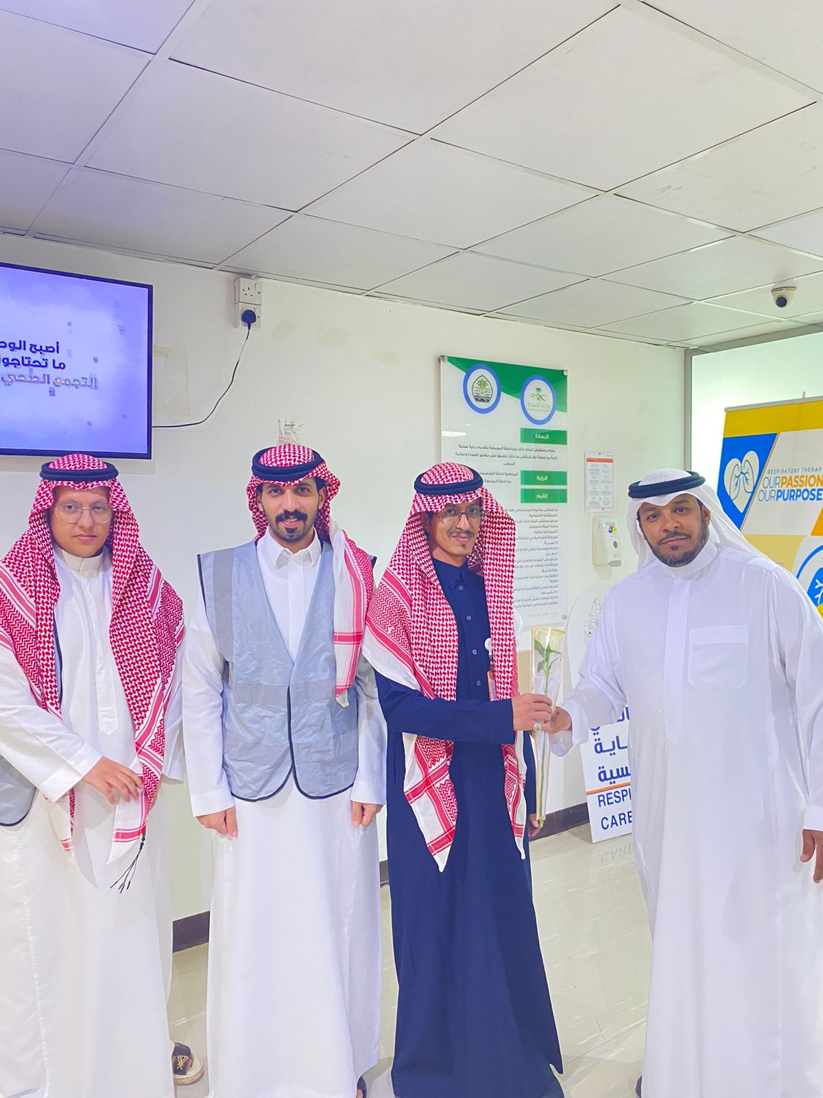‏⁧‫#جمعية_التنمية_الأهلية_بحرمة‬⁩  ‏فريق حرمة التطوعي يزور المرضى المنومين والكادر الصحي المناوب في  ‏مستشفى الملك خالد بالمجمعة ‏ضمن برنامج (لابأس)  ‏وكان في استقبالهم المدير المناوب/عبدالمجيد العنزي ‏ونتقدم له ولزملائه بالشكر الجزيل على جهودهم في خدمة المرضى .  ‏⁧‫#تجمع_الرياض_الصحي_الثاني‬⁩